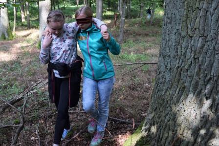 Teilnehmer beim blinden führen im Wald