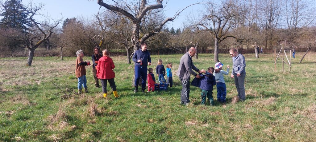 Pflanzhelfer in den Annawiesen; © Nabu KV Gießen